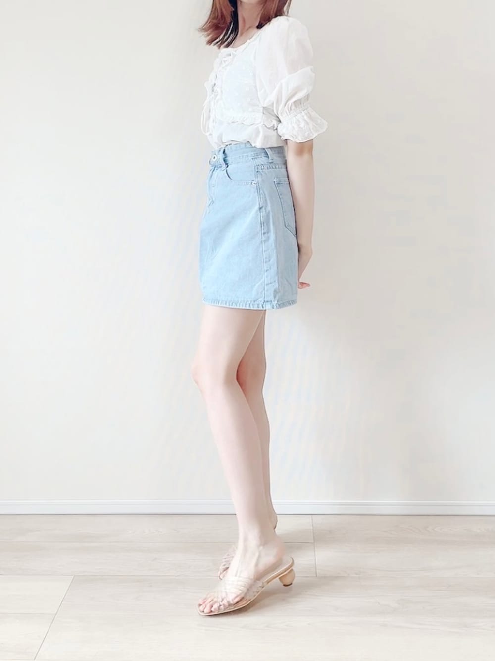 ホワイト系のシャツ/ブラウス、ブルー系のデニムスカート、その他のサンダルを着用したレディースの秋コーディネートの3枚目の写真