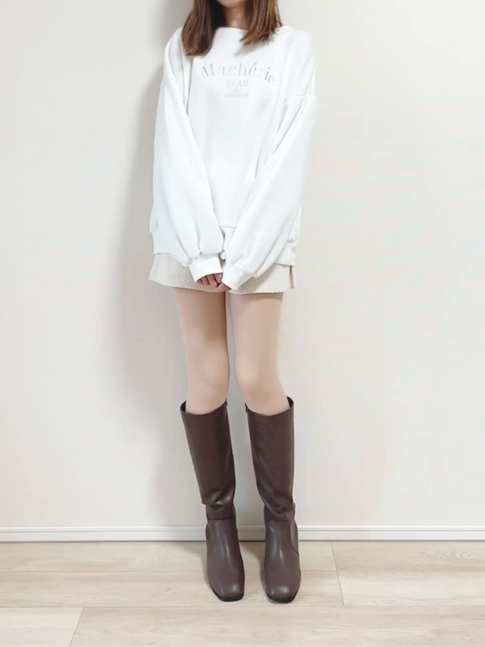 ホワイト系のスウェット、ホワイト系のパンツ、ピンク系のショルダーバッグを着用したレディースの秋コーディネートの2枚目の写真