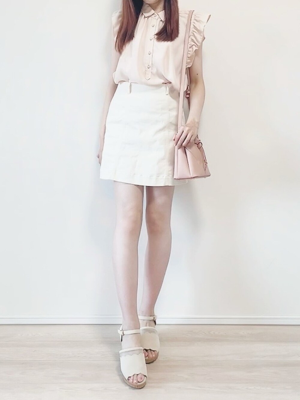 ホワイト系のサンダル、ピンク系のショルダーバッグ、ホワイト系のスカートを着用したレディースの秋コーディネートの2枚目の写真