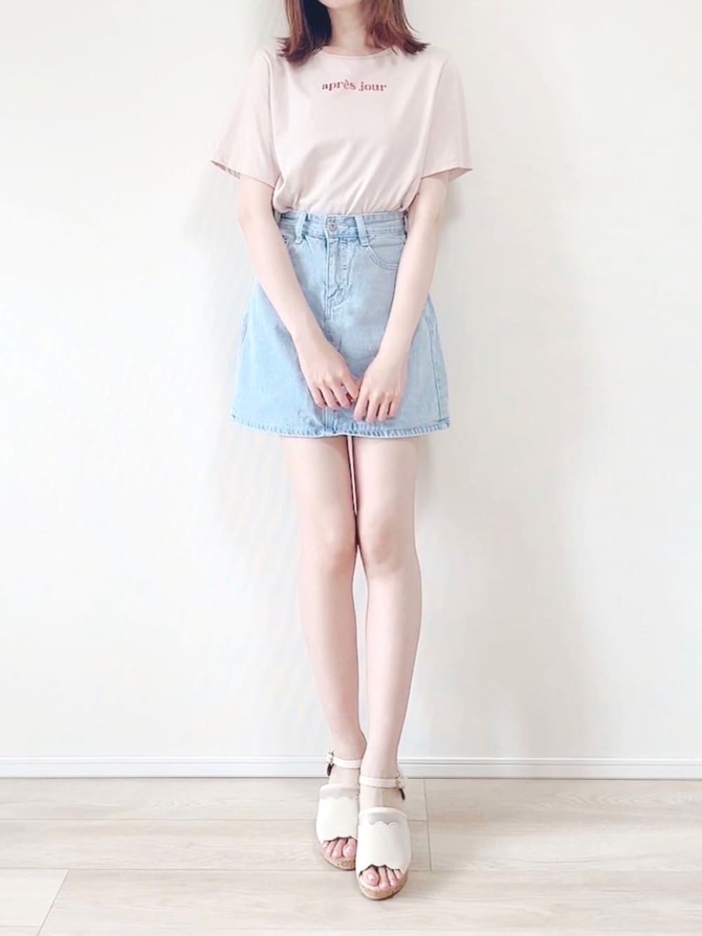 ピンク系のTシャツ/カットソー、ブルー系のデニムスカート、ホワイト系のサンダルを着用したレディースの夏コーディネートの2枚目の写真