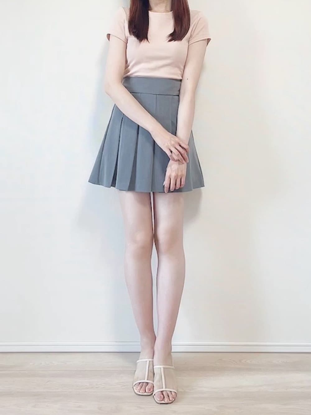 グレー系のスカート、ベージュ系のサンダル、ピンク系のTシャツ/カットソーを着用したレディースの夏コーディネートの2枚目の写真