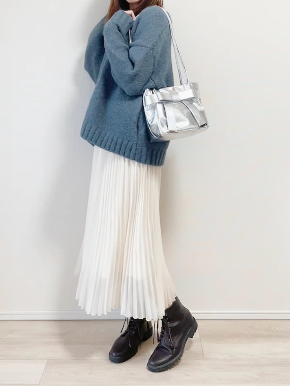 グレー系のカーディガン/ボレロ、シルバー系のショルダーバッグ、ホワイト系のスカートを着用したレディースの冬コーディネートの3枚目の写真