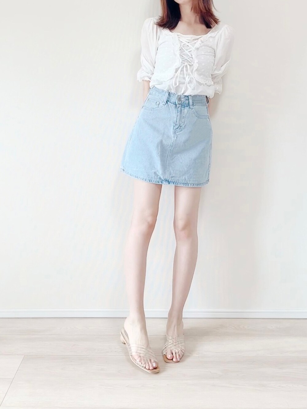 ホワイト系のシャツ/ブラウス、ブルー系のデニムスカート、その他のサンダルを着用したレディースの秋コーディネートの2枚目の写真