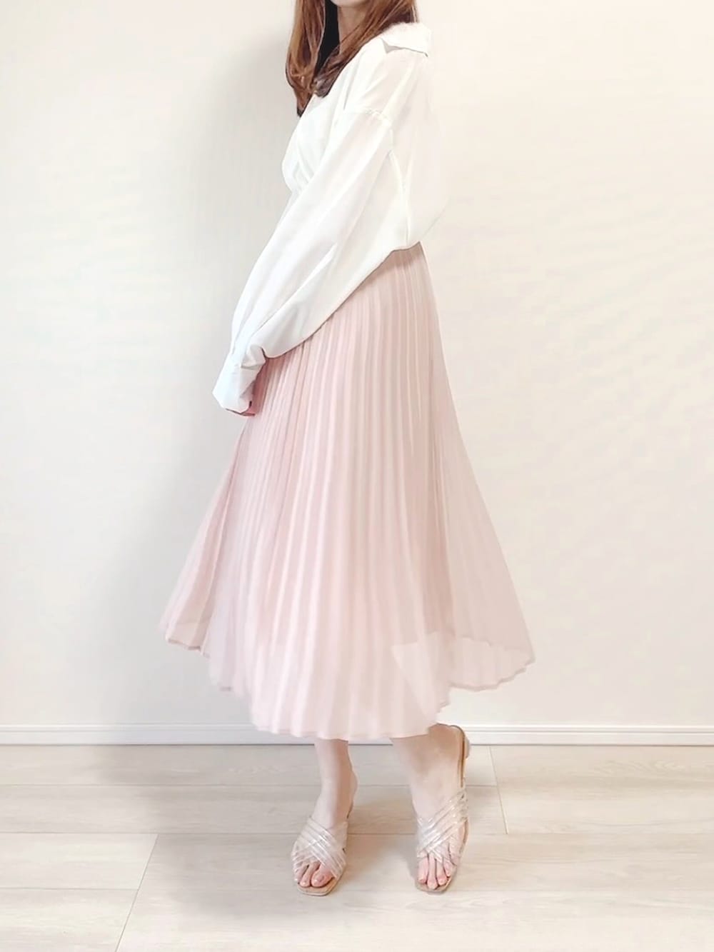 ホワイト系のシャツ/ブラウス、ピンク系のスカート、その他のサンダルを着用したレディースの春コーディネートの3枚目の写真