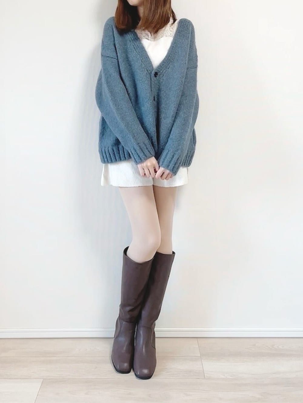 グレー系のカーディガン/ボレロ、ホワイト系のパンツ、ブラウン系のブーツを着用したレディースの冬コーディネートの3枚目の写真