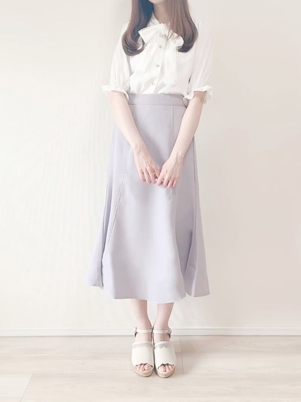 ホワイト系のシャツ/ブラウス、パープル系のスカート、ホワイト系のサンダルを着用したレディースの夏コーディネートの3枚目の写真