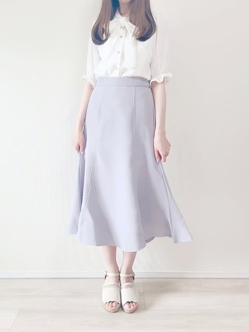 ホワイト系のシャツ/ブラウス、パープル系のスカート、ホワイト系のサンダルを着用したレディースの夏コーディネートの4枚目の写真