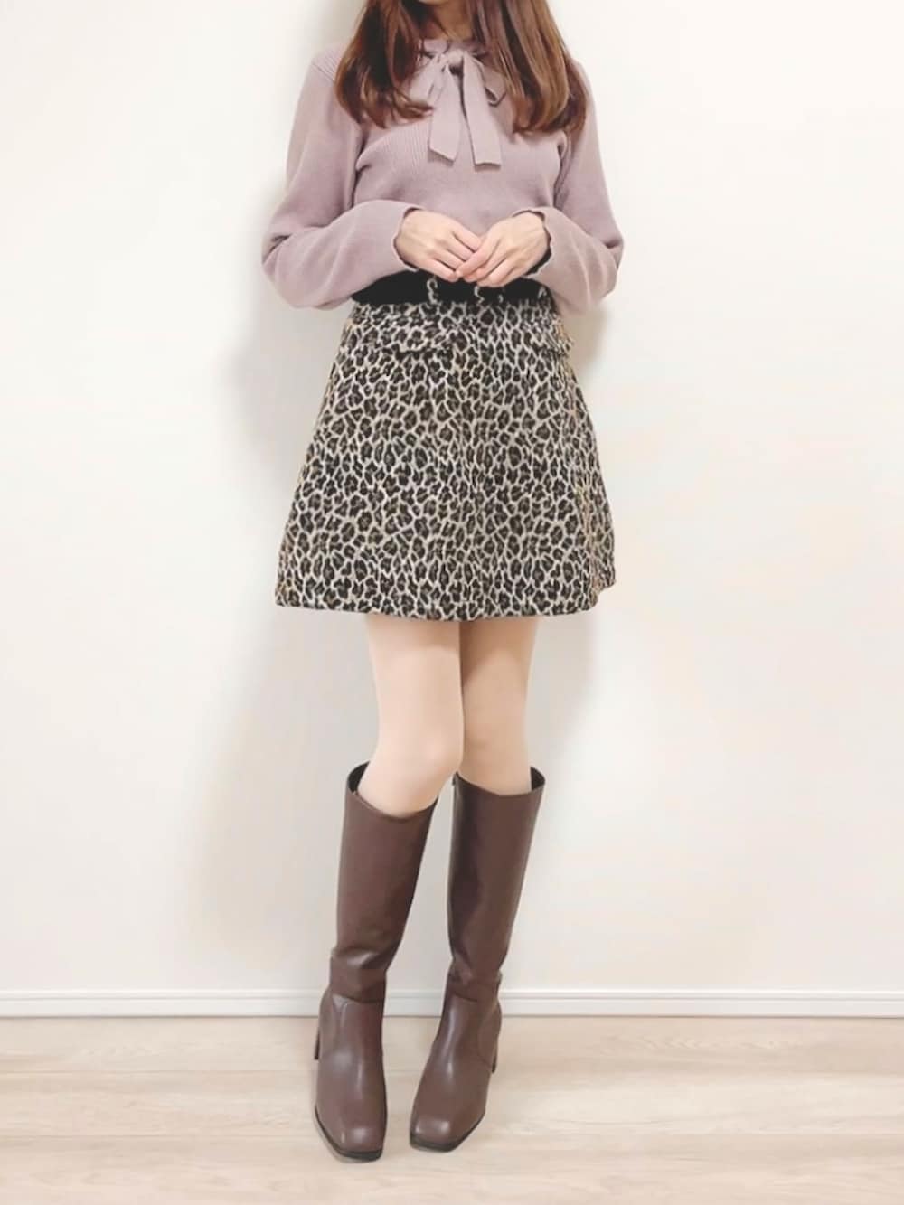 ブラウン系のスカート、ブラウン系のニット/セーター、ブラウン系のブーツを着用したレディースの冬コーディネートの2枚目の写真