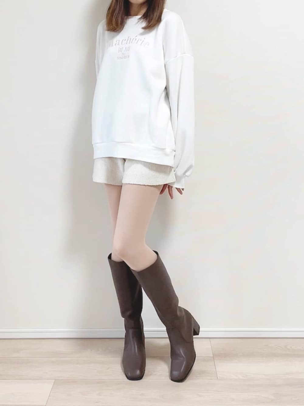 ホワイト系のスウェット、ホワイト系のパンツ、ピンク系のショルダーバッグを着用したレディースの秋コーディネートの3枚目の写真