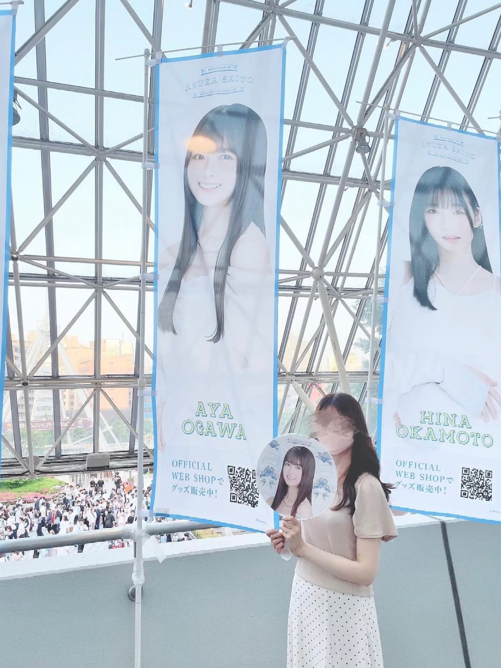 ベージュ系のTシャツ/カットソー、ホワイト系のスカート、ピンク系のペットウェアを着用したレディースの春コーディネートの2枚目の写真