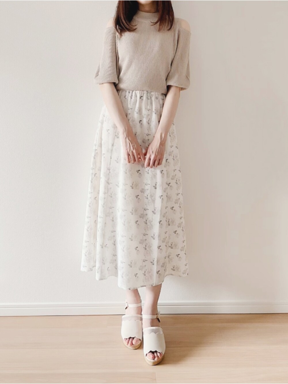 ホワイト系のスカート、ベージュ系のトートバッグ、ホワイト系のサンダルを着用したレディースの夏コーディネートの2枚目の写真