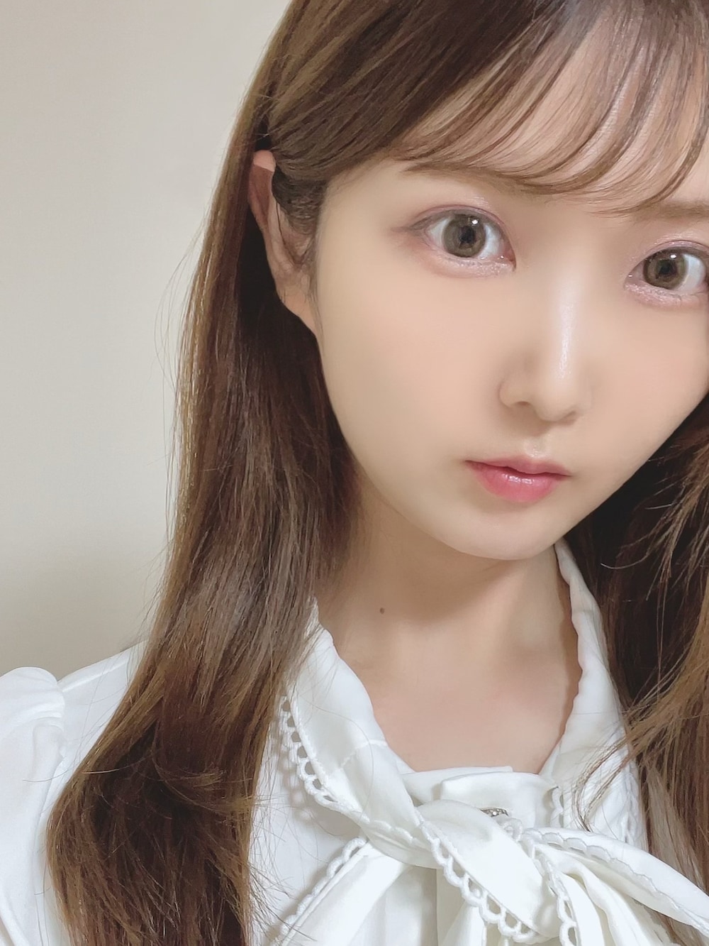 ホワイト系のシャツ/ブラウス、パープル系のスカート、ホワイト系のサンダルを着用したレディースの夏コーディネートの2枚目の写真