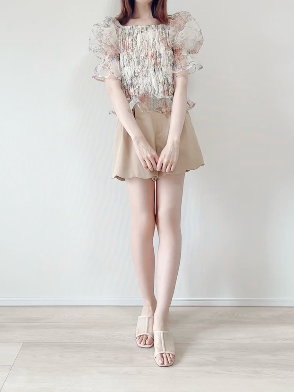 ホワイト系のシャツ/ブラウス、ベージュ系のその他パンツ、ベージュ系のサンダルを着用したレディースの秋コーディネートの3枚目の写真