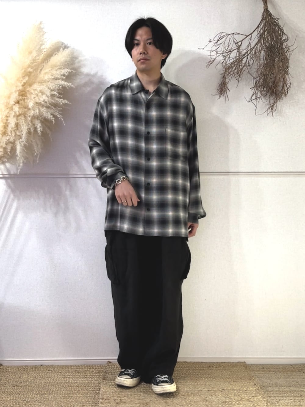 グレー系のシャツ/ブラウス、ホワイト系のタンクトップ、ブラウン系のカーゴパンツを着用したメンズの春コーディネートの2枚目の写真
