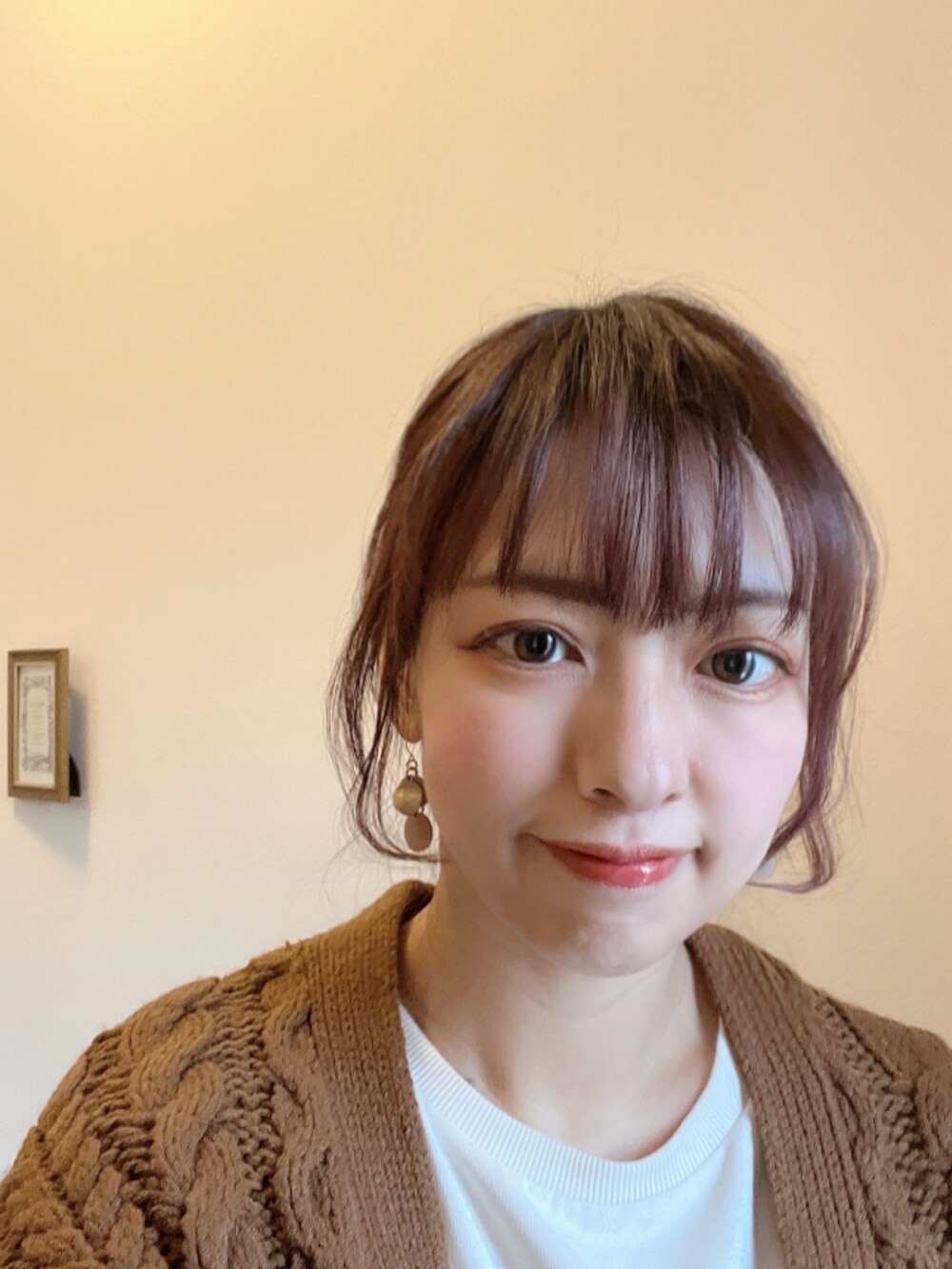 ホワイト系のTシャツ/カットソー、ブラウン系のスニーカーを着用したレディースの冬コーディネートの2枚目の写真