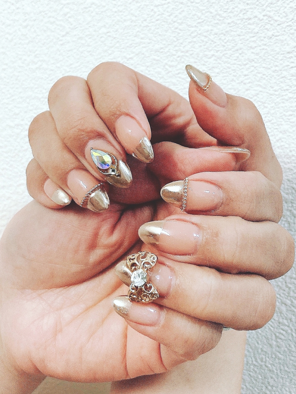 ブラック系のワンピースを着用したレディースの冬コーディネートの3枚目の写真