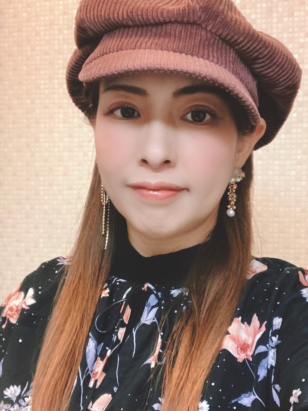 ブラック系のワンピースを着用したレディースの冬コーディネートの2枚目の写真