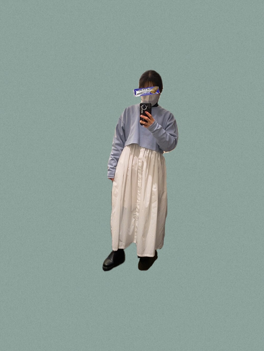 ブラック系のダウンジャケット/コート、ブルー系のワンピース、ホワイト系のシャツワンピースを着用したレディースの冬コーディネートの2枚目の写真