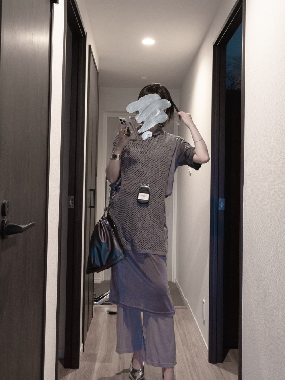 グレー系のシャツ/ブラウス、ベージュ系のその他パンツ、ブラック系のマニキュア/ジェルネイルを着用したレディースの春コーディネートの3枚目の写真