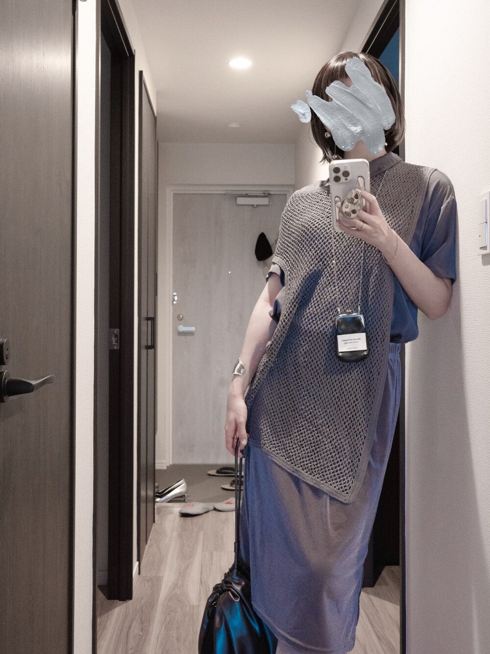 グレー系のシャツ/ブラウス、ベージュ系のその他パンツ、ブラック系のマニキュア/ジェルネイルを着用したレディースの春コーディネートの2枚目の写真