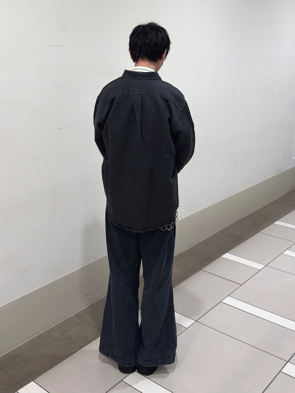 ブラック系のシャツ/ブラウス、グリーン系のシャツ/ブラウスを着用したメンズの春コーディネートの3枚目の写真