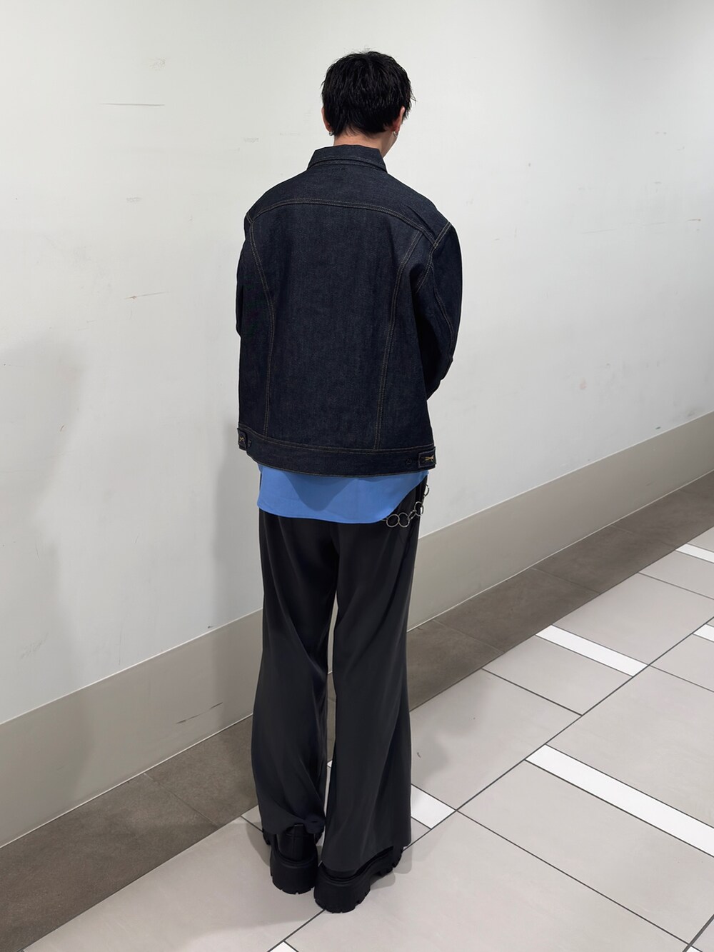 ブルー系のデニムジャケット、ブルー系のシャツ/ブラウスを着用したメンズの冬コーディネートの3枚目の写真