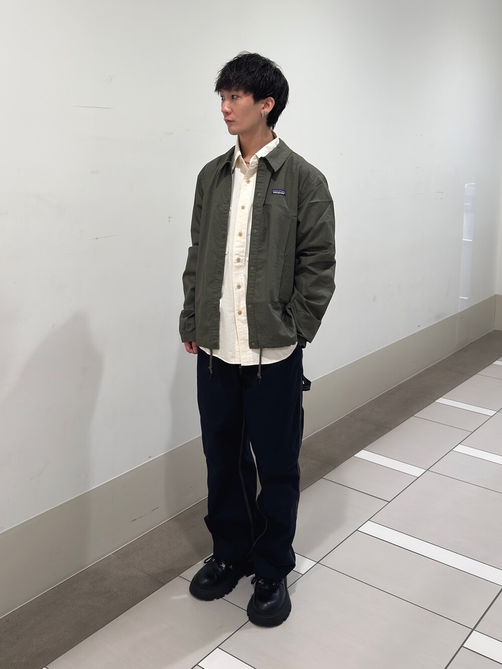 ホワイト系のシャツ/ブラウス、ブルー系のその他パンツを着用したメンズの春コーディネートの3枚目の写真