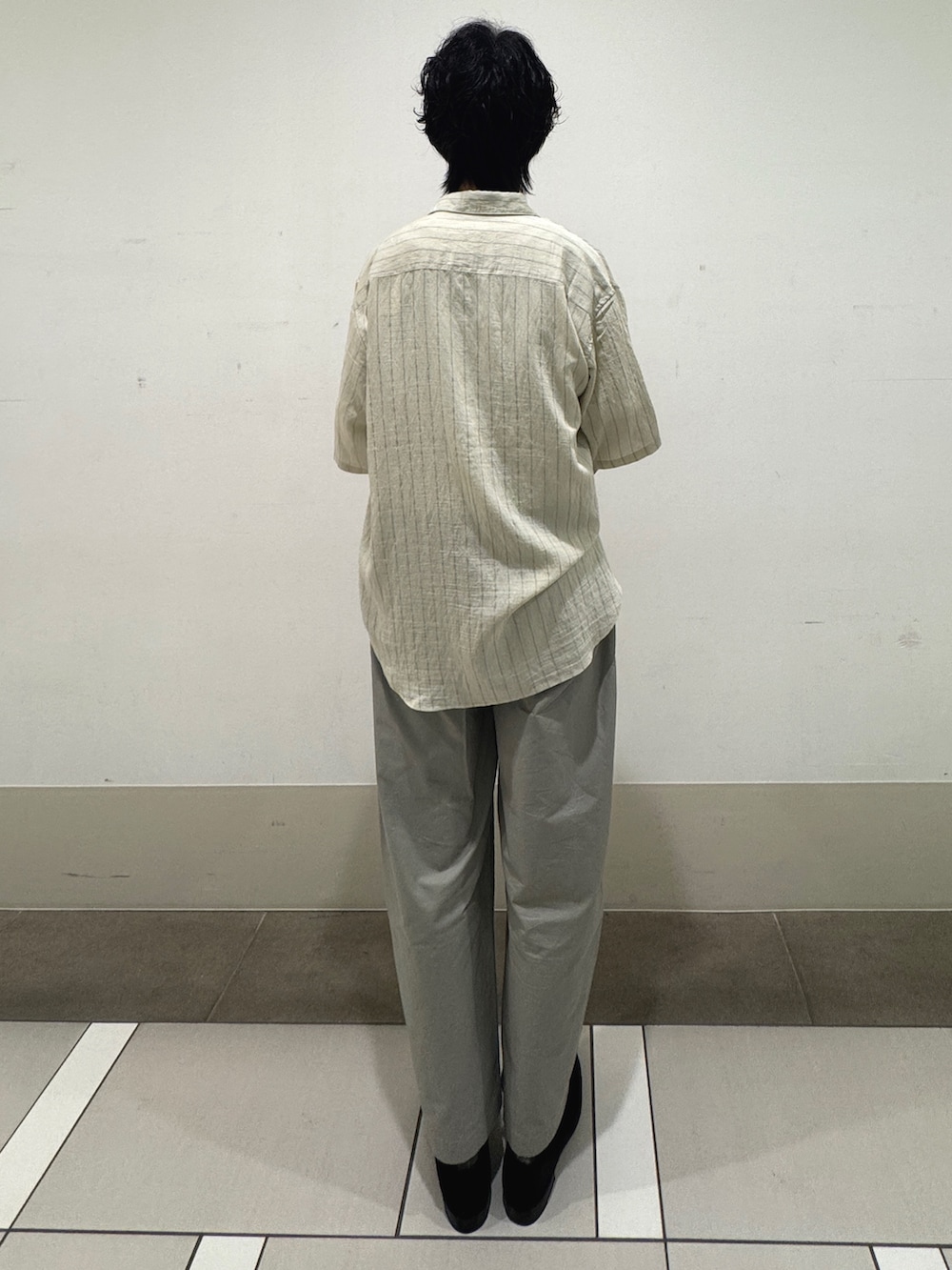 グレー系のその他パンツを着用したメンズの春コーディネートの3枚目の写真