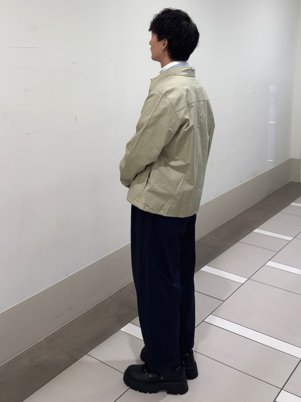 グリーン系のカバーオール、ブルー系のシャツ/ブラウス、ブルー系のその他パンツを着用したメンズの春コーディネートの2枚目の写真