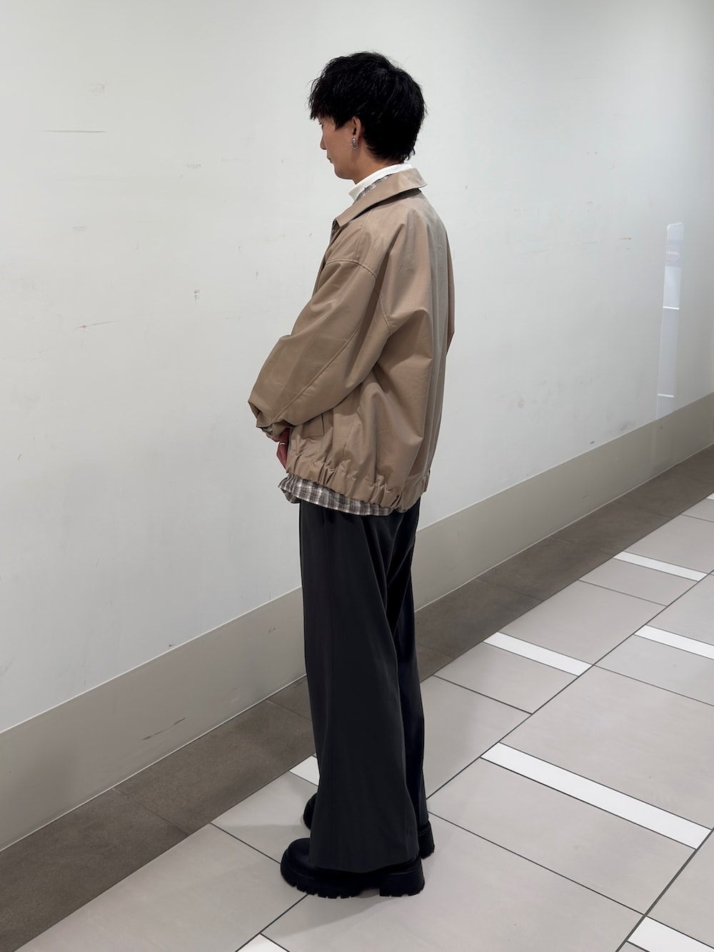 ベージュ系のブルゾン、ベージュ系のその他アウターを着用したメンズの春コーディネートの2枚目の写真