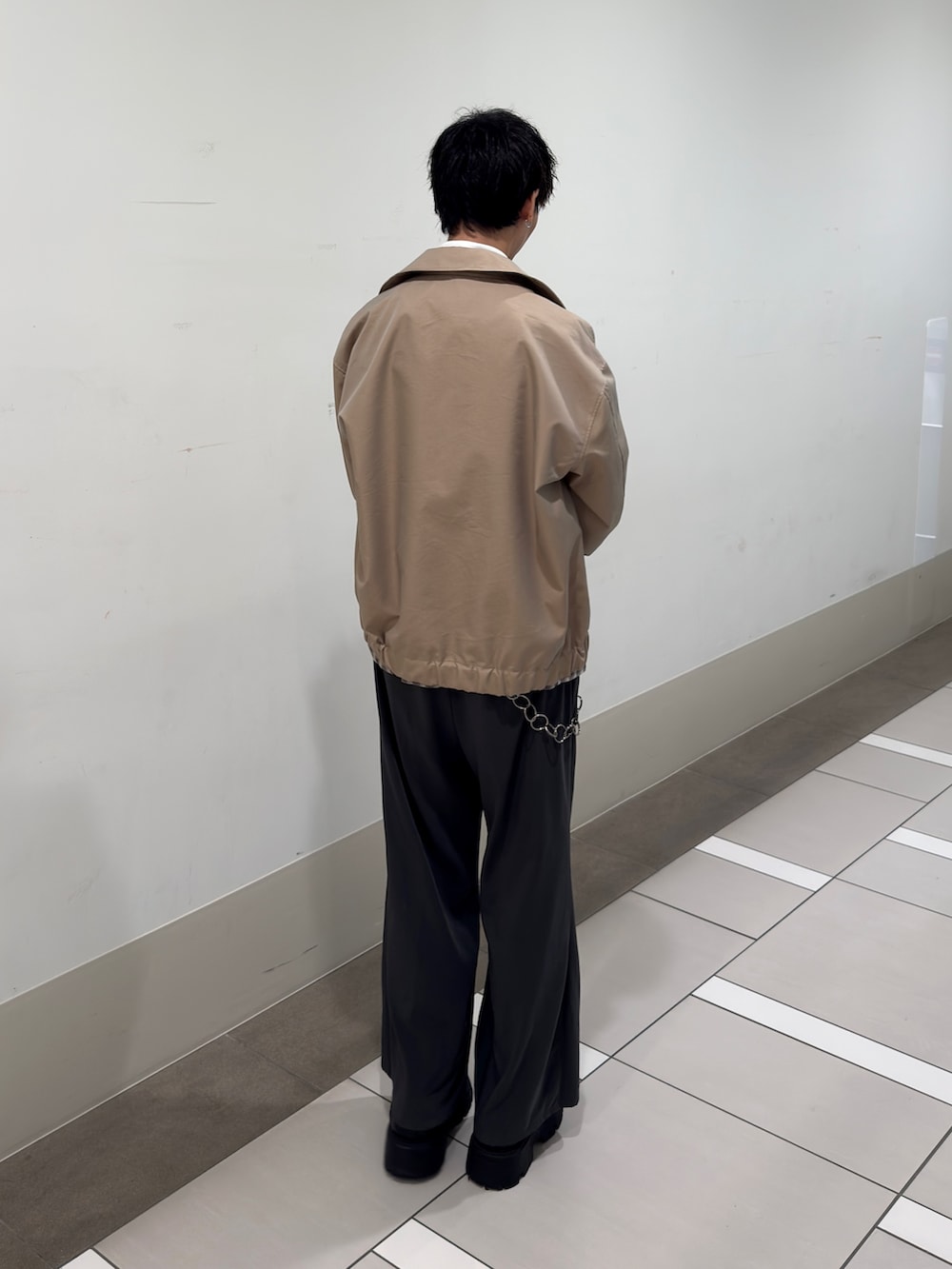 ベージュ系のブルゾン、ベージュ系のその他アウターを着用したメンズの春コーディネートの3枚目の写真