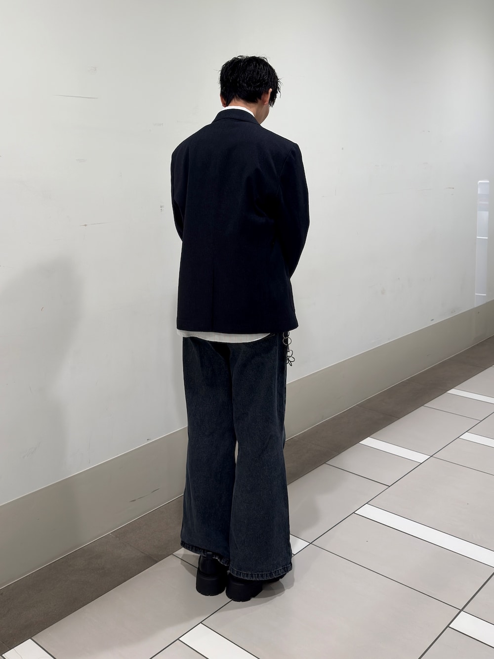 グリーン系のネクタイ、ブルー系のその他アウター、グレー系のシャツ/ブラウスを着用したメンズの冬コーディネートの3枚目の写真