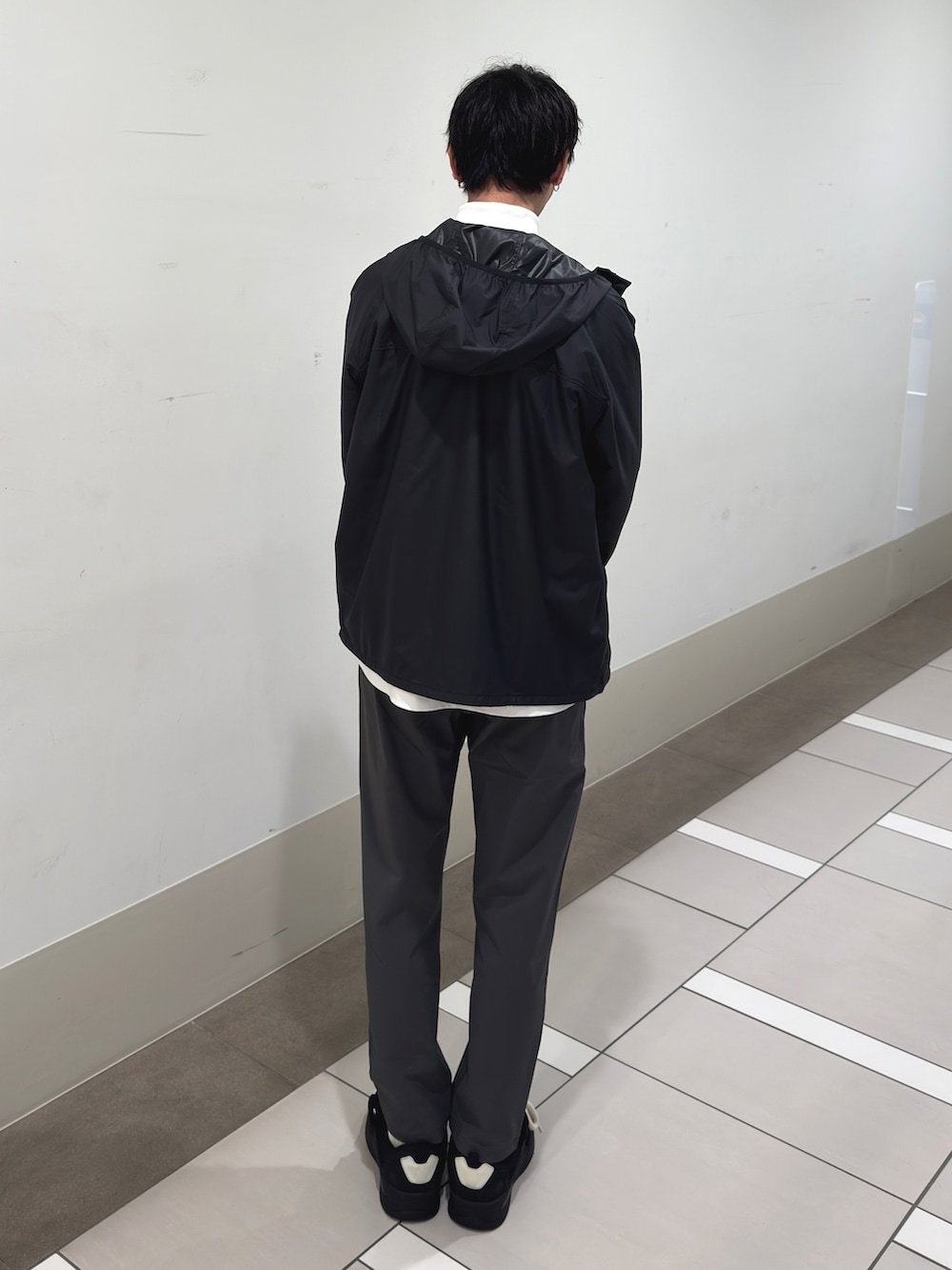 ホワイト系のTシャツ/カットソー、グレー系のその他パンツを着用したメンズの春コーディネートの3枚目の写真