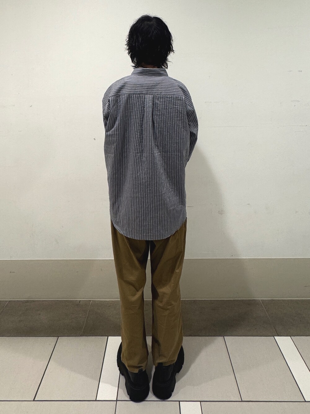 ベージュ系のその他パンツ、グレー系のシャツ/ブラウスを着用したメンズの夏コーディネートの2枚目の写真