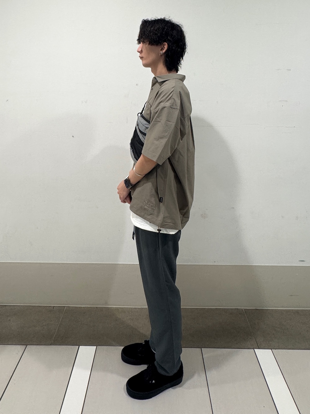 グリーン系のシャツ/ブラウス、ホワイト系のTシャツ/カットソー、ブルー系のその他パンツを着用したメンズの夏コーディネートの2枚目の写真