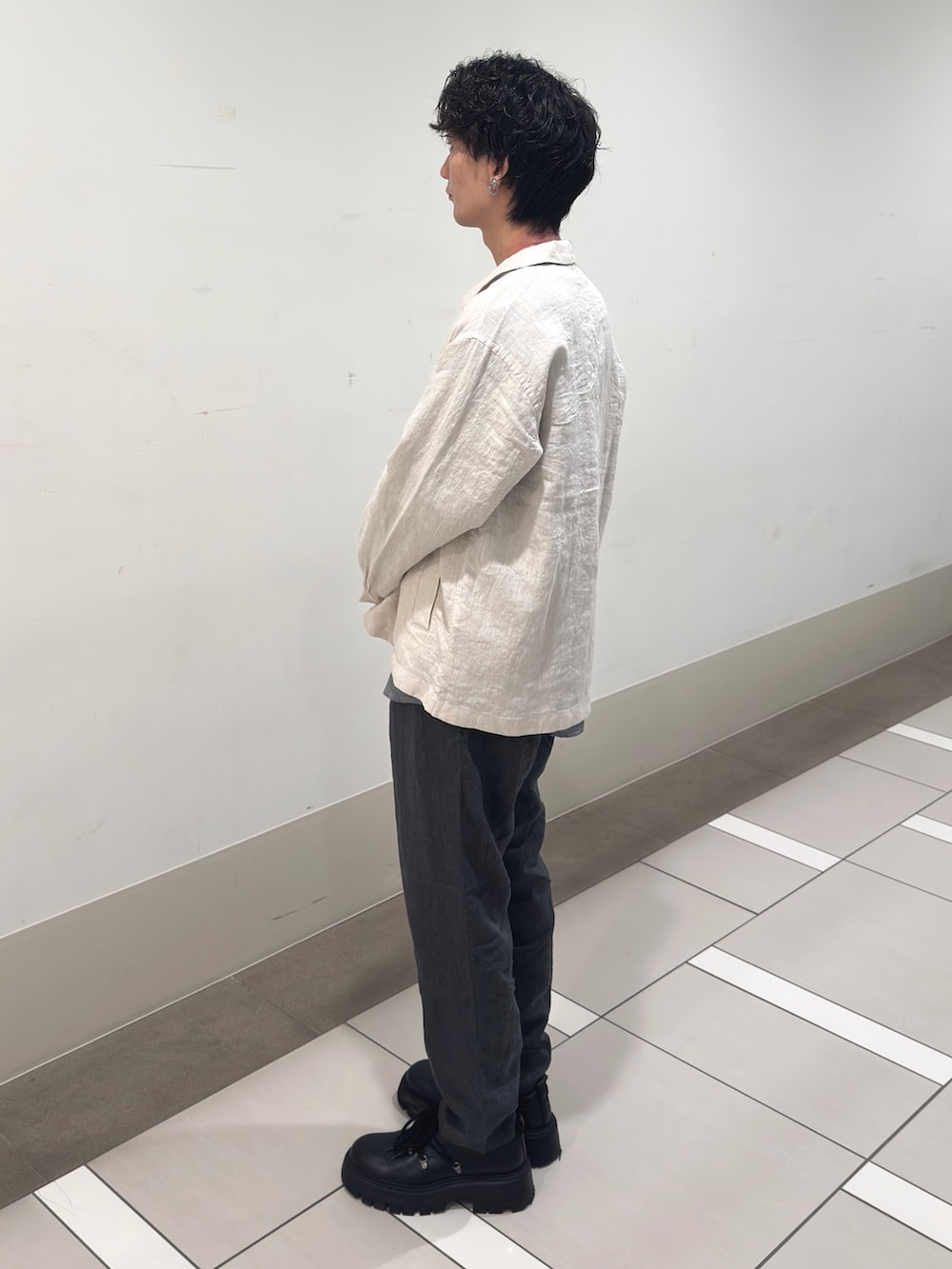 ホワイト系のその他アウター、その他のシャツ/ブラウス、ブラック系のその他パンツを着用したメンズの春コーディネートの2枚目の写真