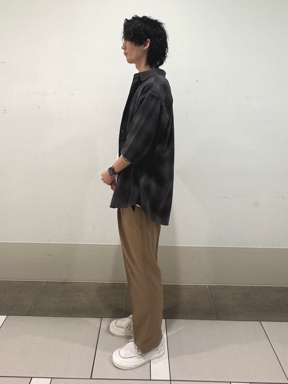 ホワイト系のTシャツ/カットソー、ベージュ系のその他パンツ、ホワイト系のスニーカーを着用したメンズの夏コーディネートの2枚目の写真