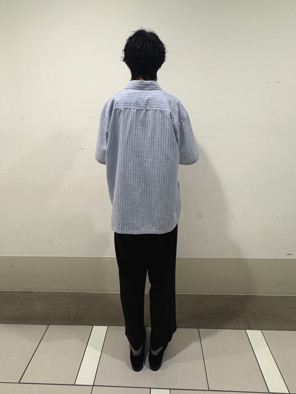 ホワイト系のTシャツ/カットソー、ブラック系のその他パンツを着用したメンズの春コーディネートの3枚目の写真
