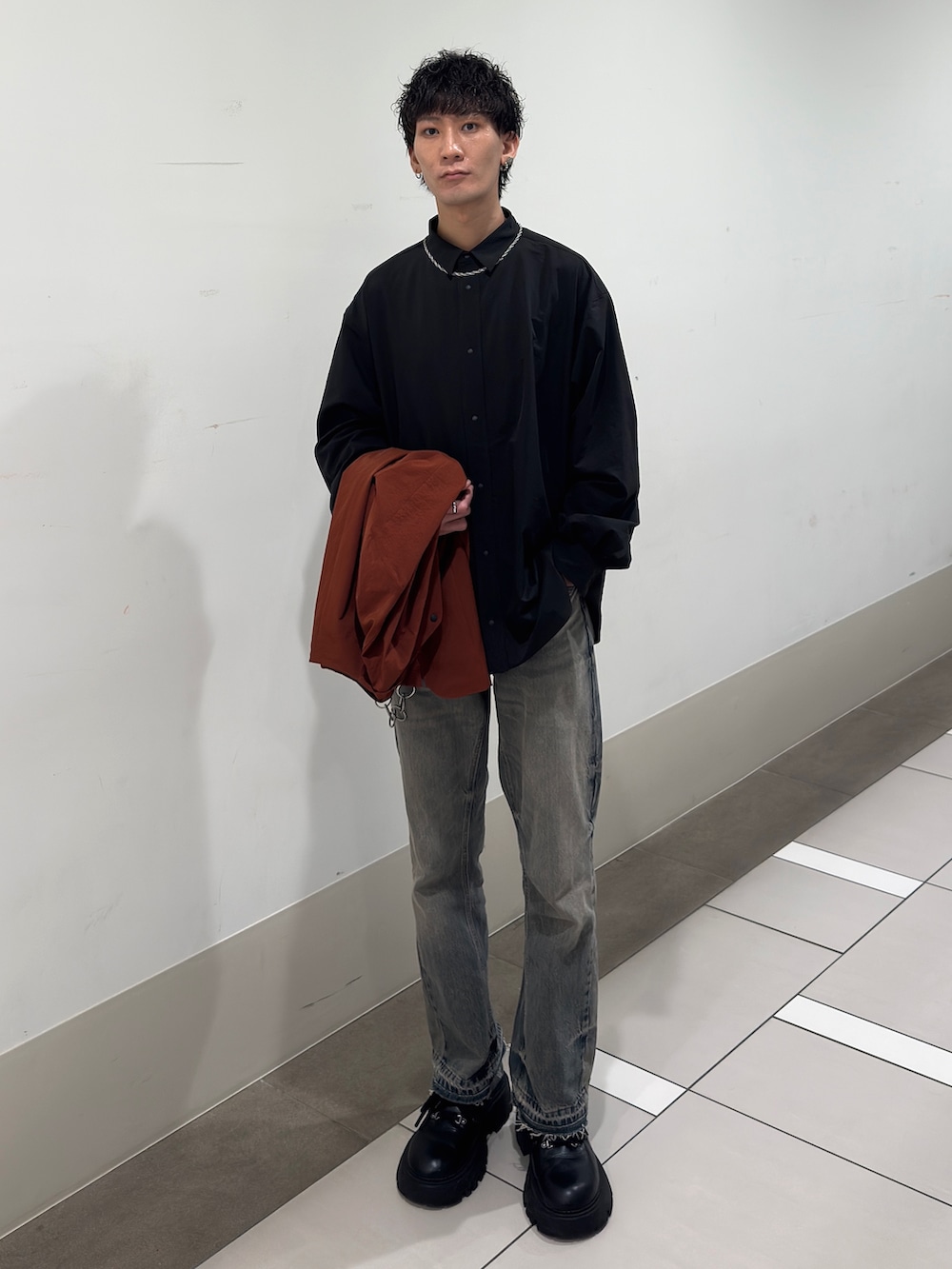 オレンジ系のカーディガン/ボレロ、ブラック系のシャツ/ブラウスを着用したメンズの春コーディネートの4枚目の写真