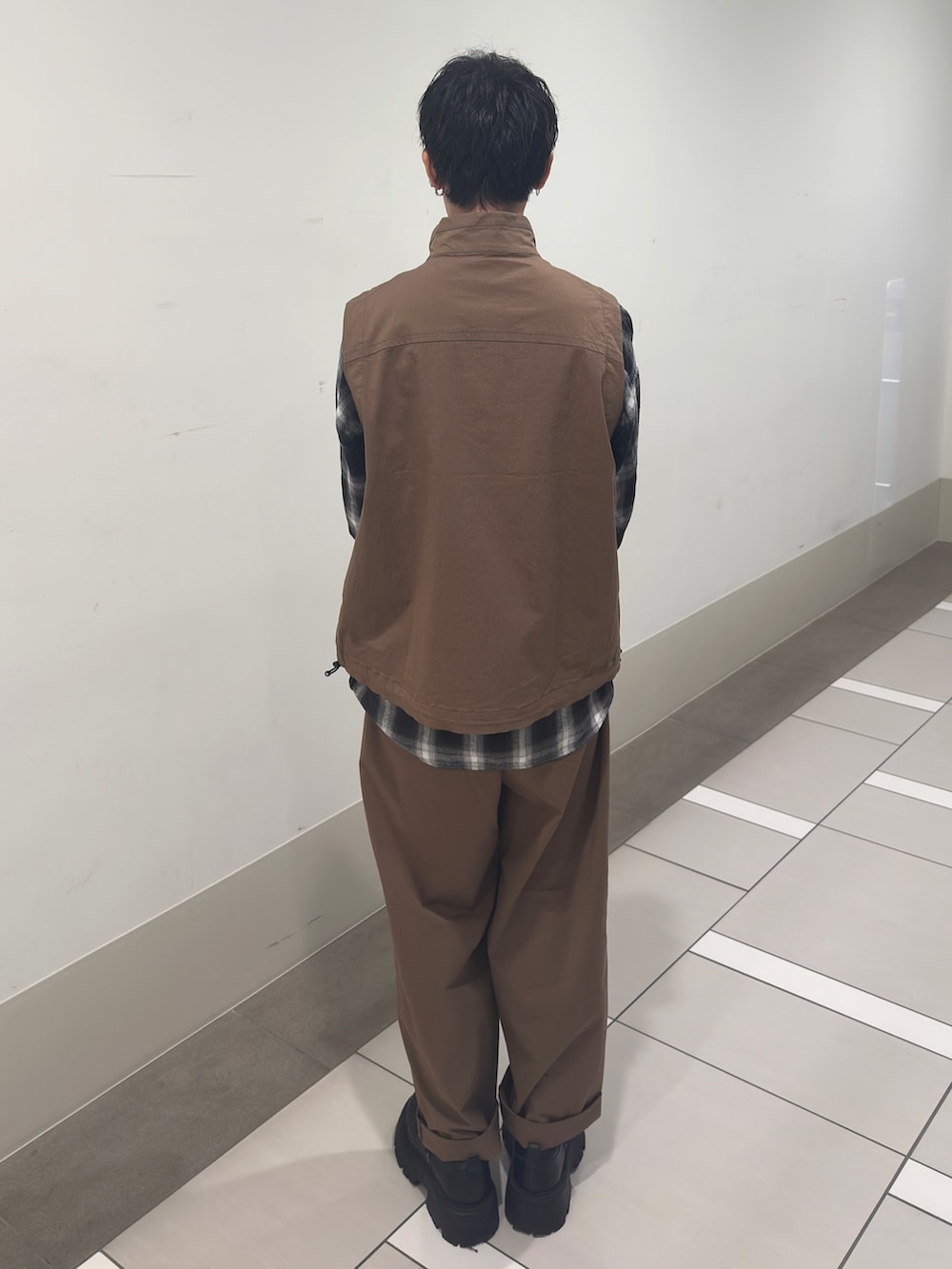 ブラウン系のベスト、ブラウン系のその他パンツを着用したメンズの春コーディネートの3枚目の写真