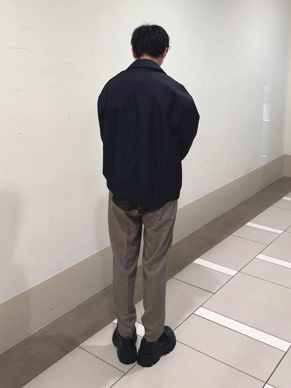 ブルー系のブルゾン、ブラウン系のシャツ/ブラウス、ベージュ系のその他パンツを着用したメンズの冬コーディネートの3枚目の写真