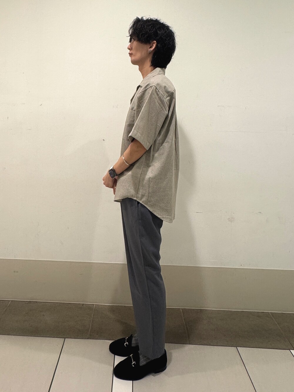 ベージュ系のシャツ/ブラウス、グレー系のその他パンツを着用したメンズの夏コーディネートの2枚目の写真