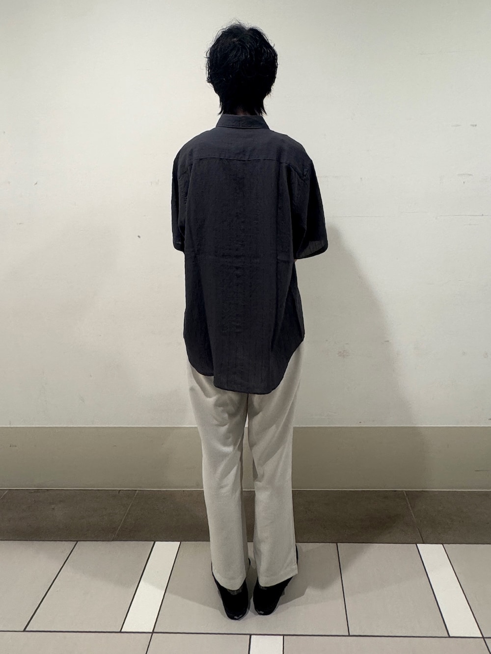 ホワイト系のその他パンツを着用したメンズの夏コーディネートの3枚目の写真