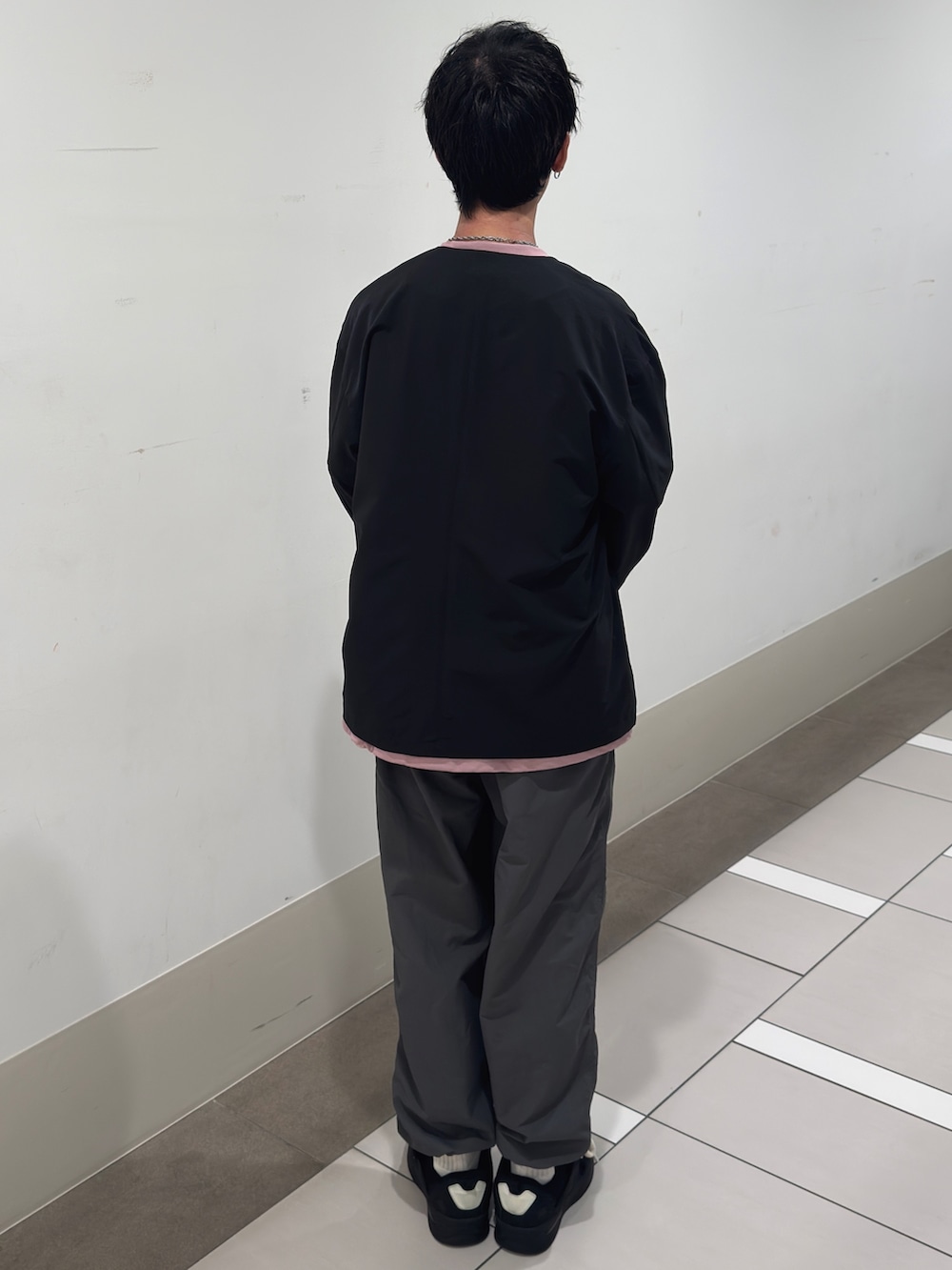 ブラック系のカーディガン/ボレロ、ピンク系のTシャツ/カットソー、グレー系のその他パンツを着用したメンズの春コーディネートの3枚目の写真