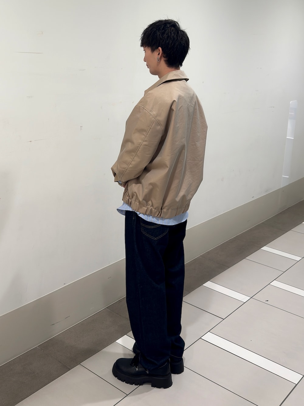 ベージュ系のブルゾン、ブルー系のシャツ/ブラウス、ブルー系のデニムパンツを着用したメンズの冬コーディネートの2枚目の写真