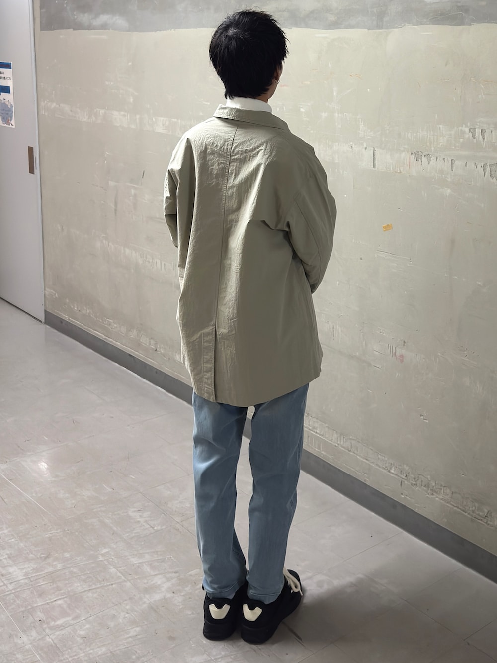 グレー系のカバーオール、イエロー系のシャツ/ブラウス、ブルー系のその他パンツを着用したメンズの春コーディネートの3枚目の写真