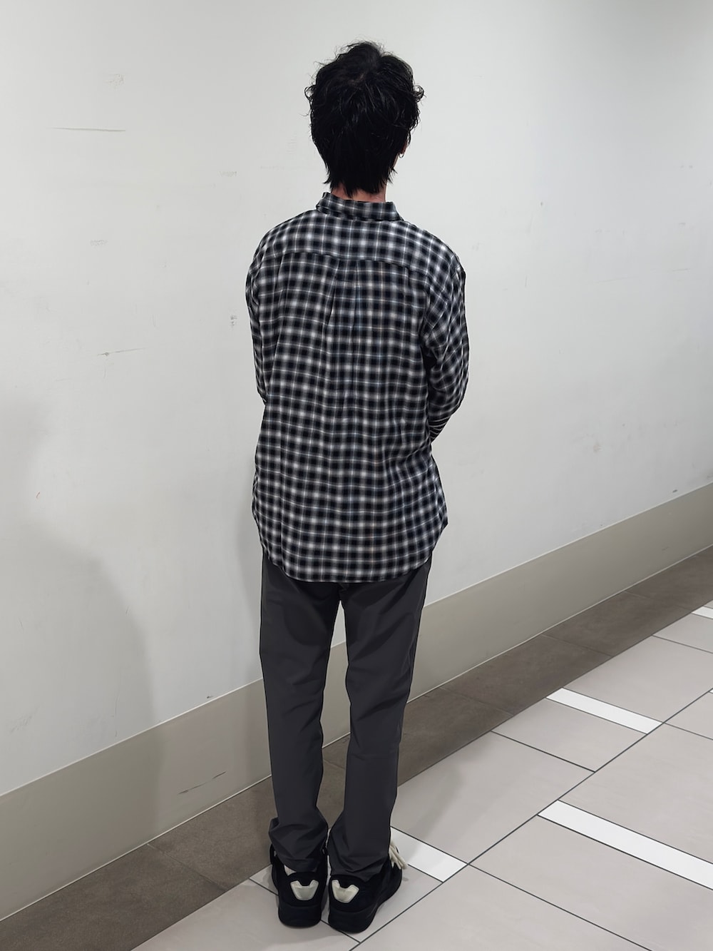ホワイト系のシャツ/ブラウス、グリーン系のTシャツ/カットソー、グレー系のその他パンツを着用したメンズの春コーディネートの3枚目の写真