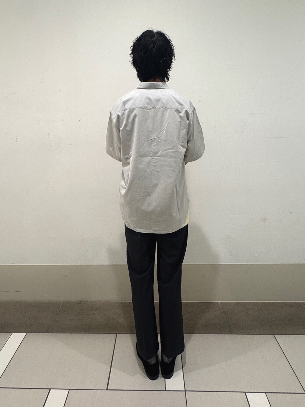 イエロー系のTシャツ/カットソー、グレー系のその他パンツを着用したメンズの夏コーディネートの3枚目の写真
