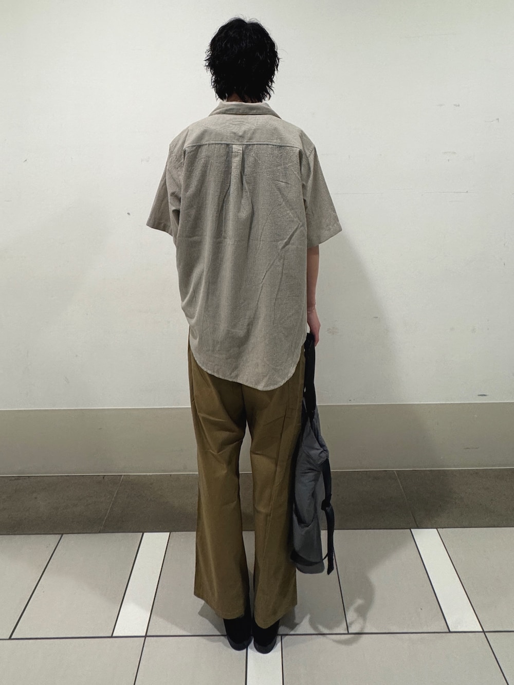 ベージュ系のシャツ/ブラウス、グレー系のバックパック/リュックを着用したメンズの夏コーディネートの3枚目の写真