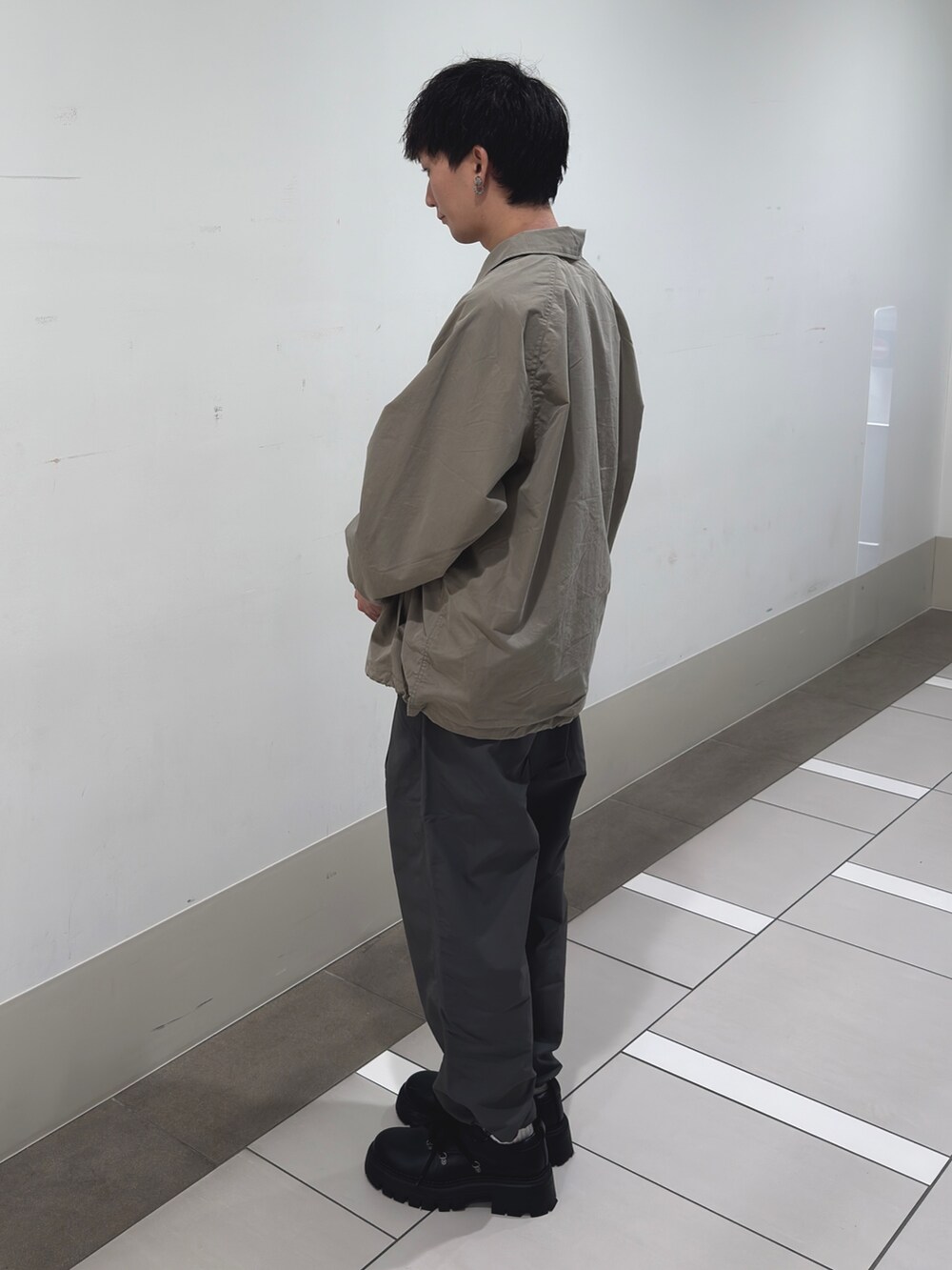 グレー系のその他パンツを着用したメンズの冬コーディネートの2枚目の写真